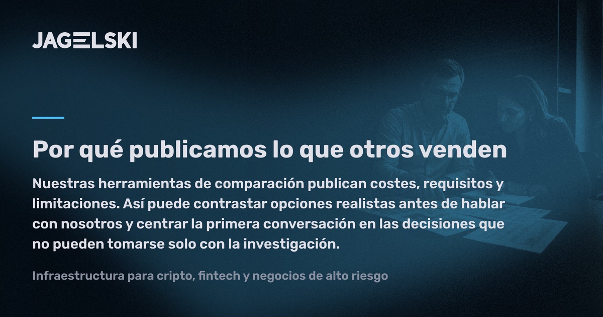 Un fundador y un consultor especialista revisando documentación de constitución de sociedades, licenciamiento y acceso bancario en una mesa de trabajo
